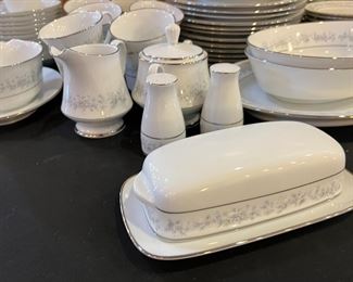 85pc Noritake Contemporary Marywood China Set	85 pieces	
