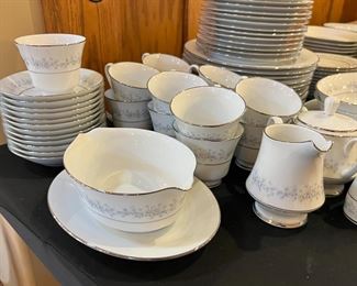 85pc Noritake Contemporary Marywood China Set	85 pieces	
