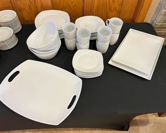 38pc Overandback Dinnerware Set	38 pieces	
