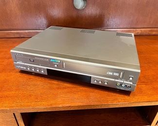 Samsung DVD-V2000 DVD-VCR Combo		
