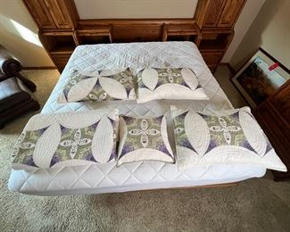 King Size Quilt & Pillows	King	
