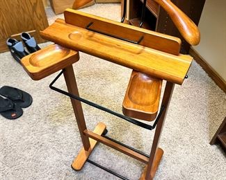 Italian Maple Wood Men’s Valet	41 x 19 x 13in	HxWxD
