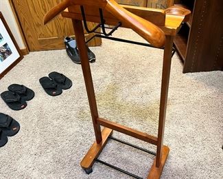 Italian Maple Wood Men’s Valet	41 x 19 x 13in	HxWxD
