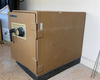 MEILINK Fire Safe 	22.5 x 16.75 x 23.5.	HxWxD
