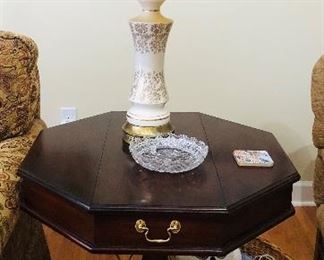 Vintage Henkel Harris Jefferson Octagon Flip Top Pedestal Center Side Table