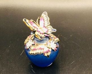 Decorative perfume bottle