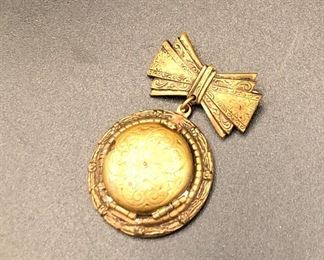 1940’s 4 panel hanging photo brooch/pin Closed