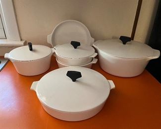 Original PYREX pan set ~                                                                    6 Pans & 4 Interchangeable lids 
