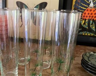 beautiful champagne flutes/glasses with palmettos