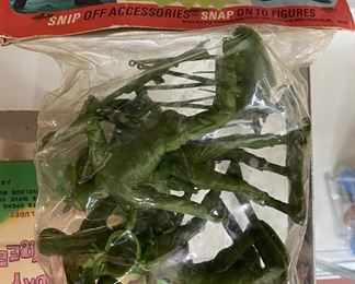 Battling Buddies Dress-Up Soldiers