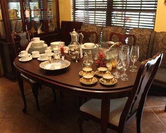 DINNING ROOM TABLE AND FOUR CHAIRS WITH PAD