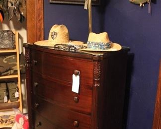 ANTIQUE CHEST OF DRAWERS