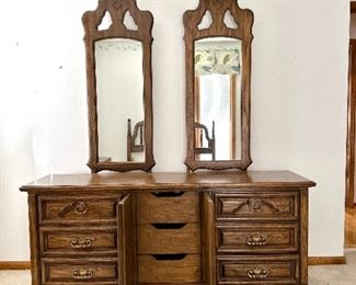VINTAGE THOMASVILLE 9 DRAWER DRESSER WITH TWO MIRRORS