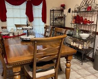 Large Dining Room Table with two leaves and six chairs    Very nice condition. 
