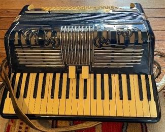 Vintage Accordion with Hard Casae