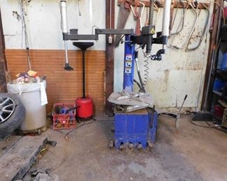 Tire Machine w/Wheel Balancer (wheel balancer is new in box)