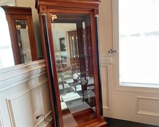 Ethan Allen Georgian Style Curio Display Cabinet $995