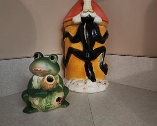 Cookie jar and frog cream pitcher 