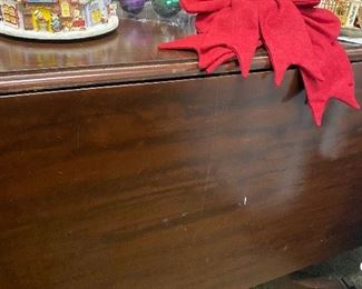 Beautiful Mahogany Drop Leaf Dining Room Table
Christmas Ornaments/Decor