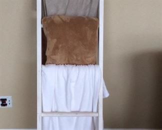 Wood Blanket Ladder and Blankets