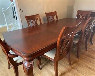 Handsome Dining Table w/Leaves & Captain Chair