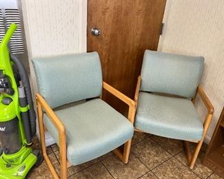 Assortment of patient waiting/exam room chairs, rolling desk chairs, and a few magazine tables. All are in good - very good condition. 