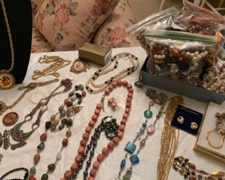 Vintage Jewelry & Craft Bag Jewlery
