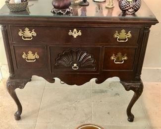 Classic Thomasville English style chest