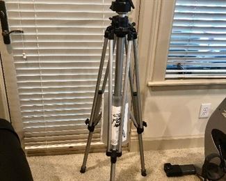 Heavy duty tripod