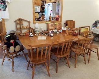Walter Wabash dining room table with 2 leaves and 6 chairs, 2 of them are captain chairs