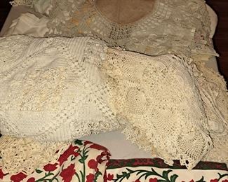 Lace tablecloths and doilies 