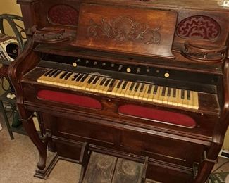 Pump organ