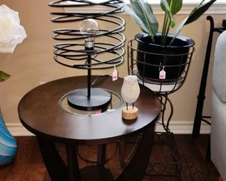 #GR6 - Buy It Now - $150.00
Round accent table 22 1/2" H x 25" Diameter - Local Pickup Only LAMP HAS SOLD