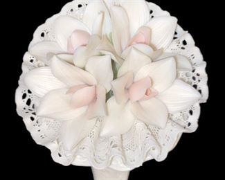 LLADRO BOUQUET OF LOVE PORCELAIN FIGURE
