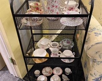 Vintage Tea pot/cups and saucers
