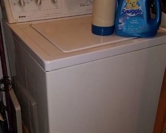Washer and dryer set older but great working condition 