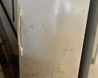 #114	GE Freezer FUF21DLROWW - Frost-Free Glass Shelves - 21CU - 33Wx28Dx76T	 $300.00 
