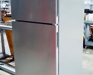 Maytag Refrigerator/Freezer, Model MRT118FFFZ07