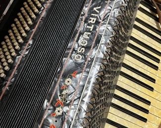 Hohner virtuoso accordion