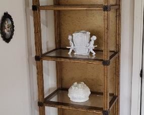 Lighted glass shelving 