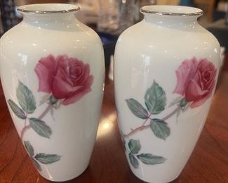 Noritake Nippon Toki Kaisha
Vintage Noritake Nippon Small Rose Bud Vase 4.5”