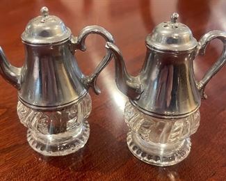 VINTAGE SET OF 2 GAILSTYN CRYSTAL & SILVER MINI TEAPOT SALT/PEPPER SHAKERS 3”
