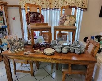 Dining table & chairs 