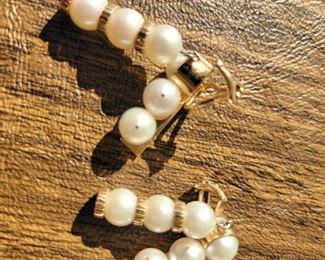 Akoya Pearl earrings. 18k yellow gold rondels