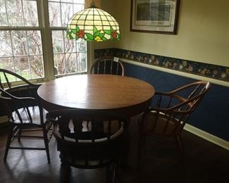 ANTIQUE OAK ROUND TABLE AND 2 LEAVES