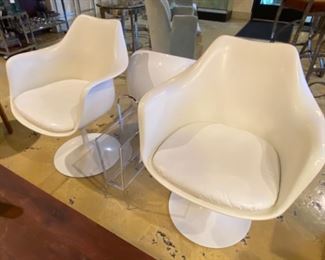 Pair of Vintage mid century modern Knoll white tulip chairs