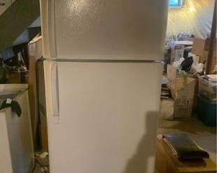 35-100 $300 Frigidaire 20.5 cf FRT21FS5A frost-proof refrigerator freezer.   See last pics for all features and dimensions.  S/N LA13402344. 