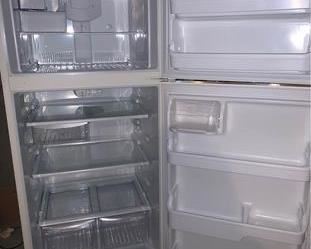 35-100 $300 Frigidaire 20.5 cf FRT21FS5A frost-proof refrigerator freezer.   See last pics for all features and dimensions.  S/N LA13402344. 
