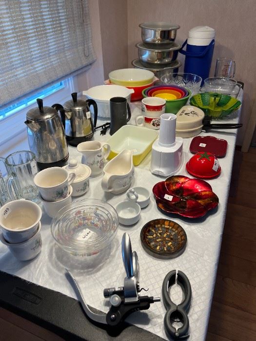 Assorted kitchenware