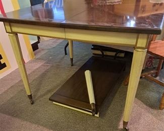 Hollywood-style table w/ 4 leaves